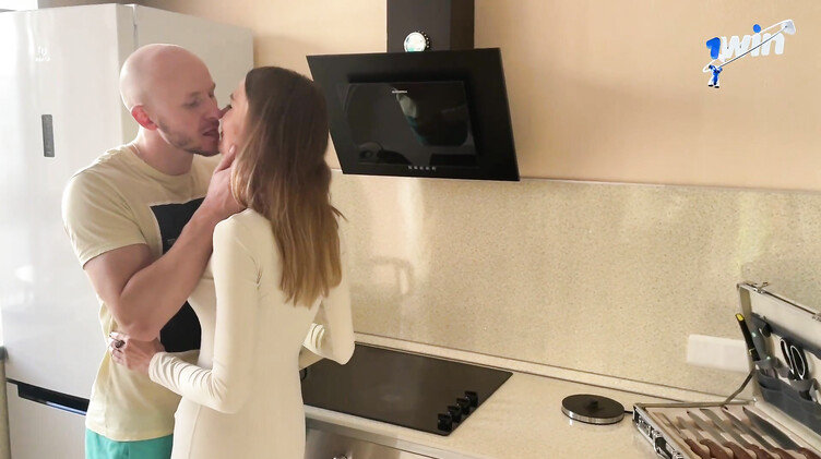 Наполнил киску спермой на диване, начав еблю на кухне