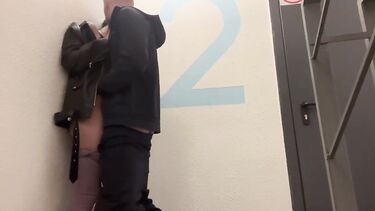 Жена вышла в подъезд и трахается с любовником, пока муж дома