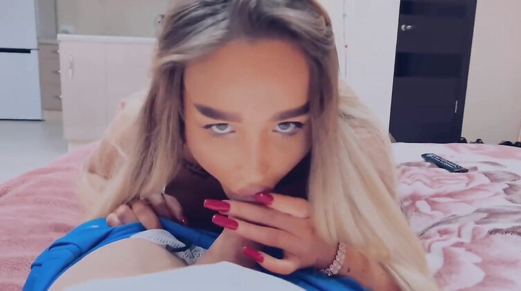 Блядливая сводная сестра минетит хуй и трахается раком