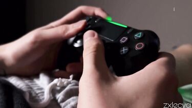 В лифчике: Переоделась в секси белье и трахнула геймера дома