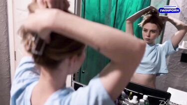 Маленькие соски: Переоделась в секси белье и трахнула геймера дома