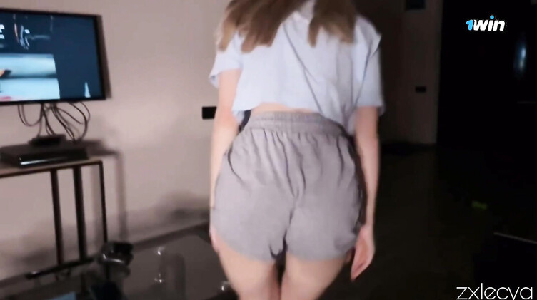 Переоделась в секси белье и трахнула геймера дома