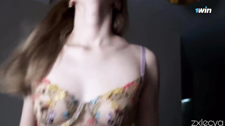 Zxlecya: Переоделась в секси белье и трахнула геймера дома