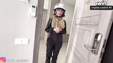 Минет от курьерши в мотошлеме перед еблей с финалом на вареник