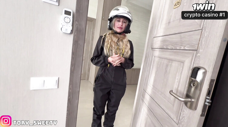 Минет от курьерши в мотошлеме перед еблей с финалом на вареник