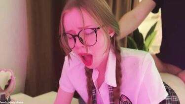 Школьница вместо уроков насадилась на елдак приятеля