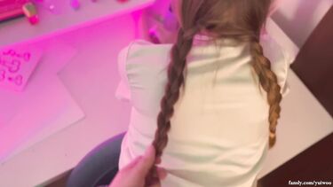 Школьница вместо уроков насадилась на елдак приятеля