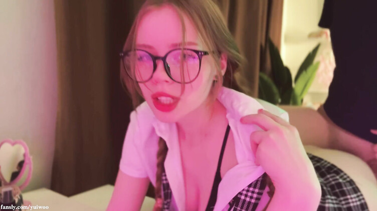 HD порно: Школьница вместо уроков насадилась на елдак приятеля