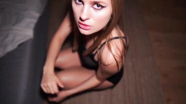 Возбужденная блондинка жестко выебана задротом после вечеринки