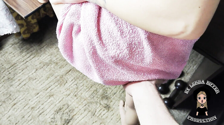 Первый анал: Натянул молодую мачеху в разработанное пальцем очко