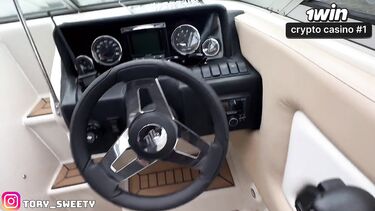 Блондинка сосет елду и трахается в каюте за прогулку на яхте