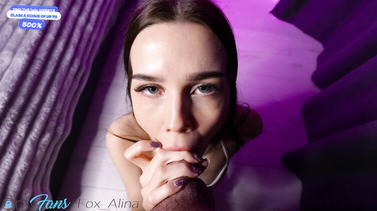 Девчонка в сексуальной школьной форме трахается в спальне с парнем