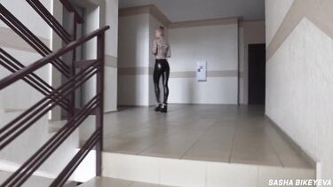 Зрелая нимфоманка грызет член накачанного транквилизаторами мужика