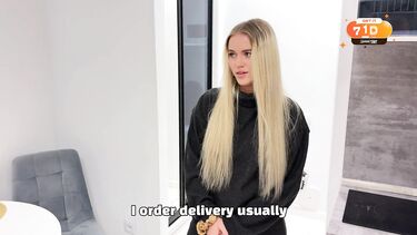 Красивая русская соседка пришла за солью и перепихнулась с женатиком