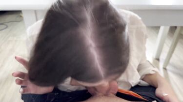 Отличница сосет хуй однокласснику под столом