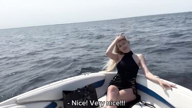 Легкомысленная русская блондинка трахается на яхте с незнакомцем