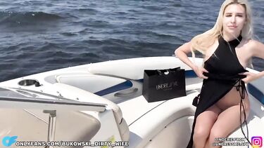 Легкомысленная русская блондинка трахается на яхте с незнакомцем