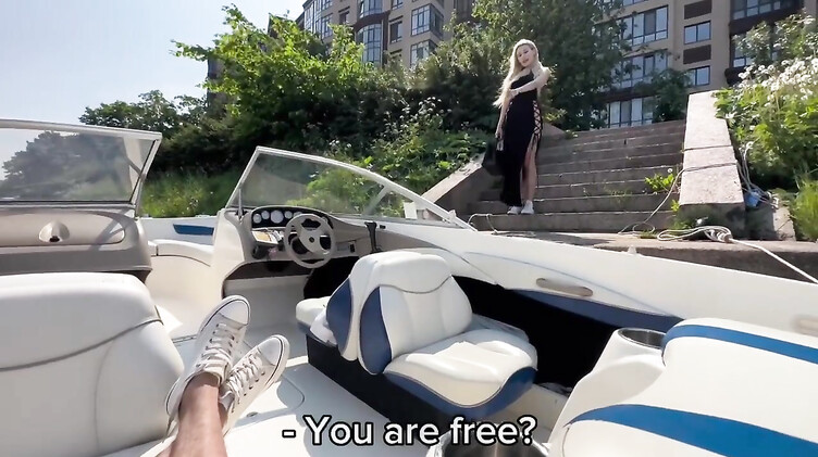 Легкомысленная русская блондинка трахается на яхте с незнакомцем