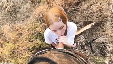 Рыженькая любительница отдыха природы сосет в поле хуй парня