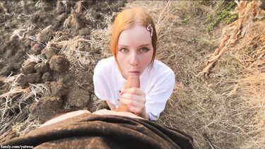 Рыженькая любительница отдыха природы сосет в поле хуй парня