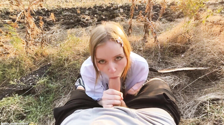 Рыженькая любительница отдыха природы сосет в поле хуй парня