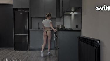 Выебал сводную сестру на кухонном столе, отблагодарив за завтрак