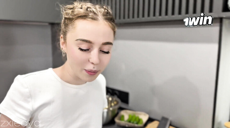 Выебал сводную сестру на кухонном столе, отблагодарив за завтрак