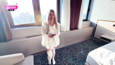 Блондинка трахается с сотрудником отеля ради отстрочки оплаты за номер