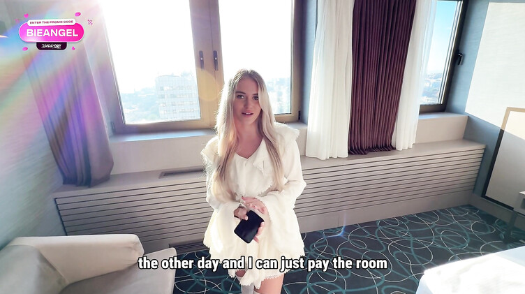 Блондинка трахается с сотрудником отеля ради отстрочки оплаты за номер