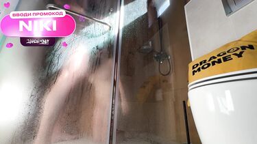 Блондинка с большими сиськами трахается в душе с любовником