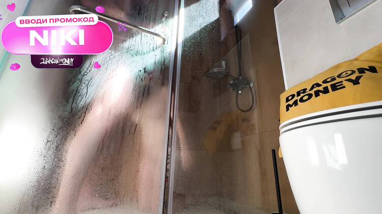 Блондинка с большими сиськами трахается в душе с любовником