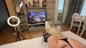 блондинка в позе раком шпилит в игру