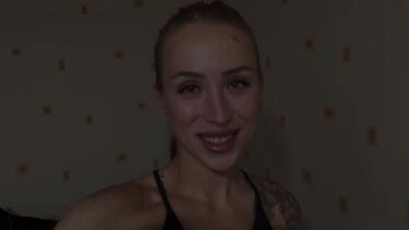 В тюрьме: Вертухай ебет заключенную в рот и пизду через решетку камеры