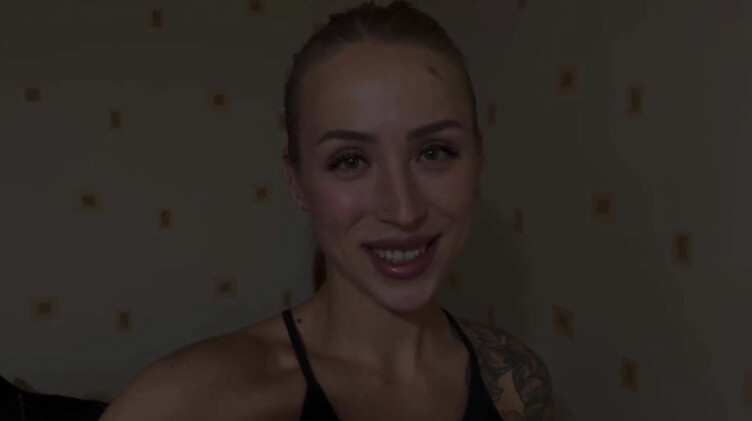 Вертухай ебет заключенную в рот и пизду через решетку камеры