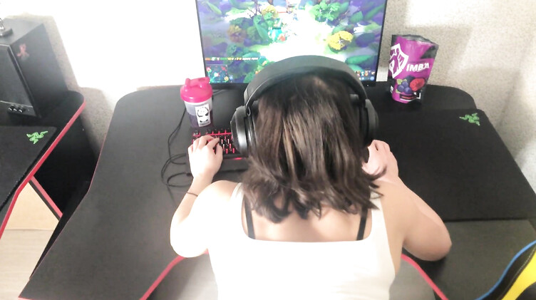 Дота 2 - это святое: геймерша ебется раком, продолжая играть