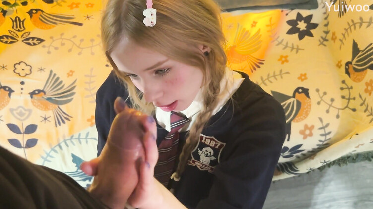 18-летние: Школьница сосет большой член, прогуливая уроки