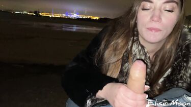 Русская девушка в шубе делает минет на улице на сильном морозе