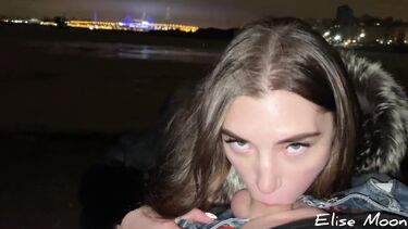 Русская девушка в шубе делает минет на улице на сильном морозе