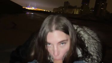 Русская девушка в шубе делает минет на улице на сильном морозе