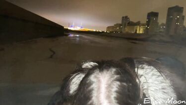 Русская девушка в шубе делает минет на улице на сильном морозе