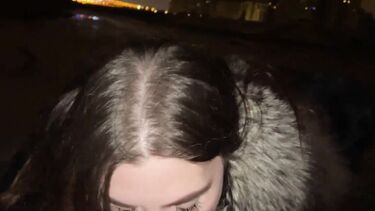 На улице: Русская девушка в шубе делает минет на улице на сильном морозе