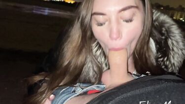 Русская девушка в шубе делает минет на улице на сильном морозе