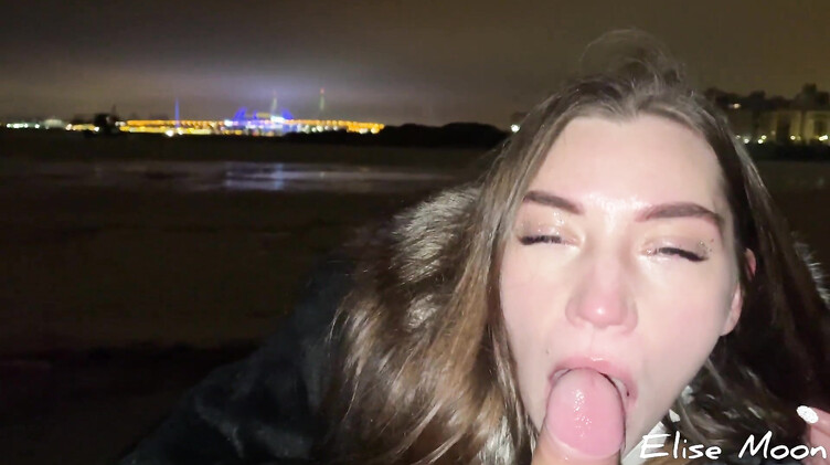 Русская девушка в шубе делает минет на улице на сильном морозе