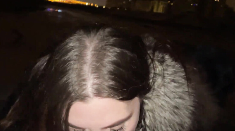 Русская девушка в шубе делает минет на улице на сильном морозе