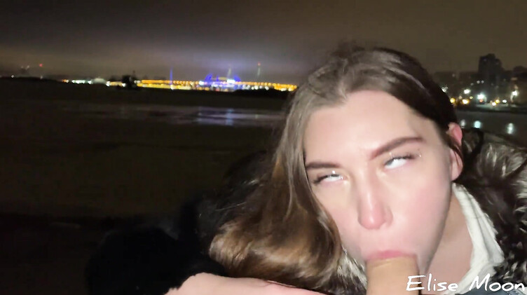 Русская девушка в шубе делает минет на улице на сильном морозе