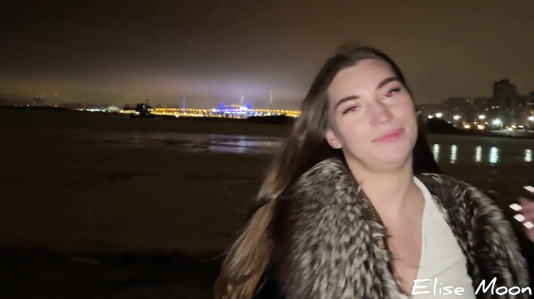 Русская девушка в шубе делает минет на улице на сильном морозе