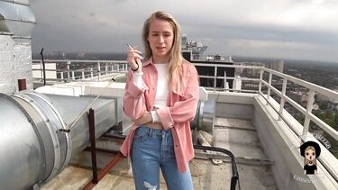 Русская блондинка по-быстрому отсосала парню на крыше многоэтажки