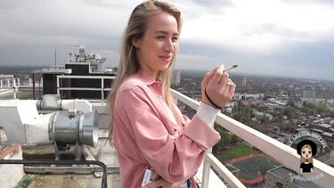 Русская блондинка по-быстрому отсосала парню на крыше многоэтажки