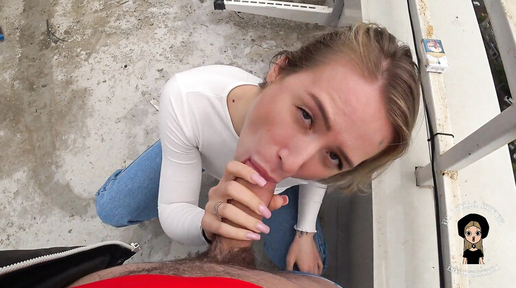 Маленькие соски: Русская блондинка по-быстрому отсосала парню на крыше многоэтажки