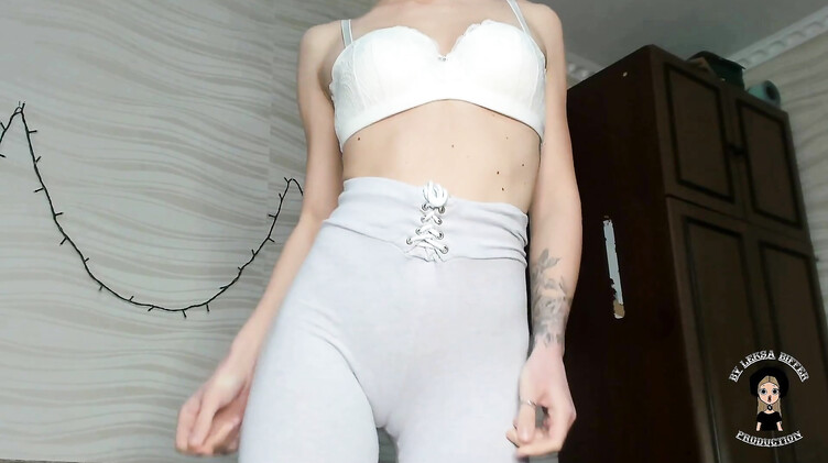 Трахает русскую стройняшку в спущенных лосинах в жопу крупным планом